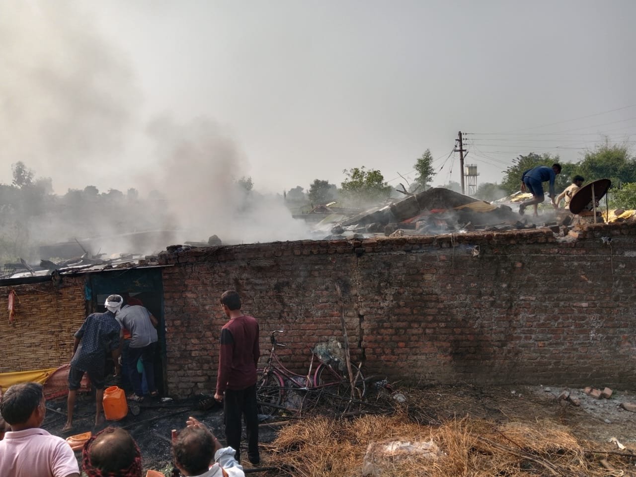 सिलेंडरच्या स्फोटात घर भस्मसात                                        आगीत संपूर्ण घरासहित धान्य व साहित्य जळून खाक