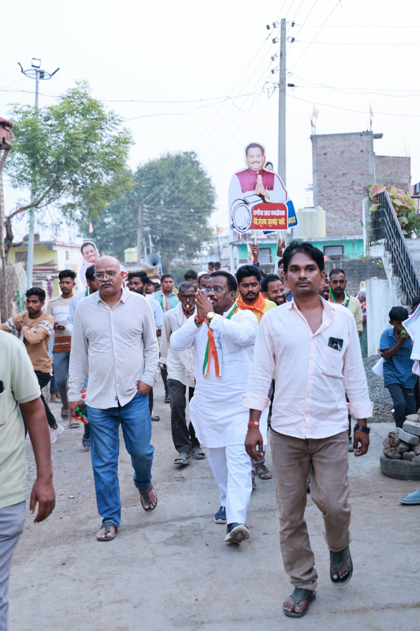 झरी तालुक्यात घुमतोय शिट्टीचा आवाज, मुकुटबन येथे भव्य पदयात्रा                                          ज्येष्ठ नागरिक मंडळ व बँक अभिकर्ते, कर्मचारी यांचा संजय खाडे यांना पाठिंबा