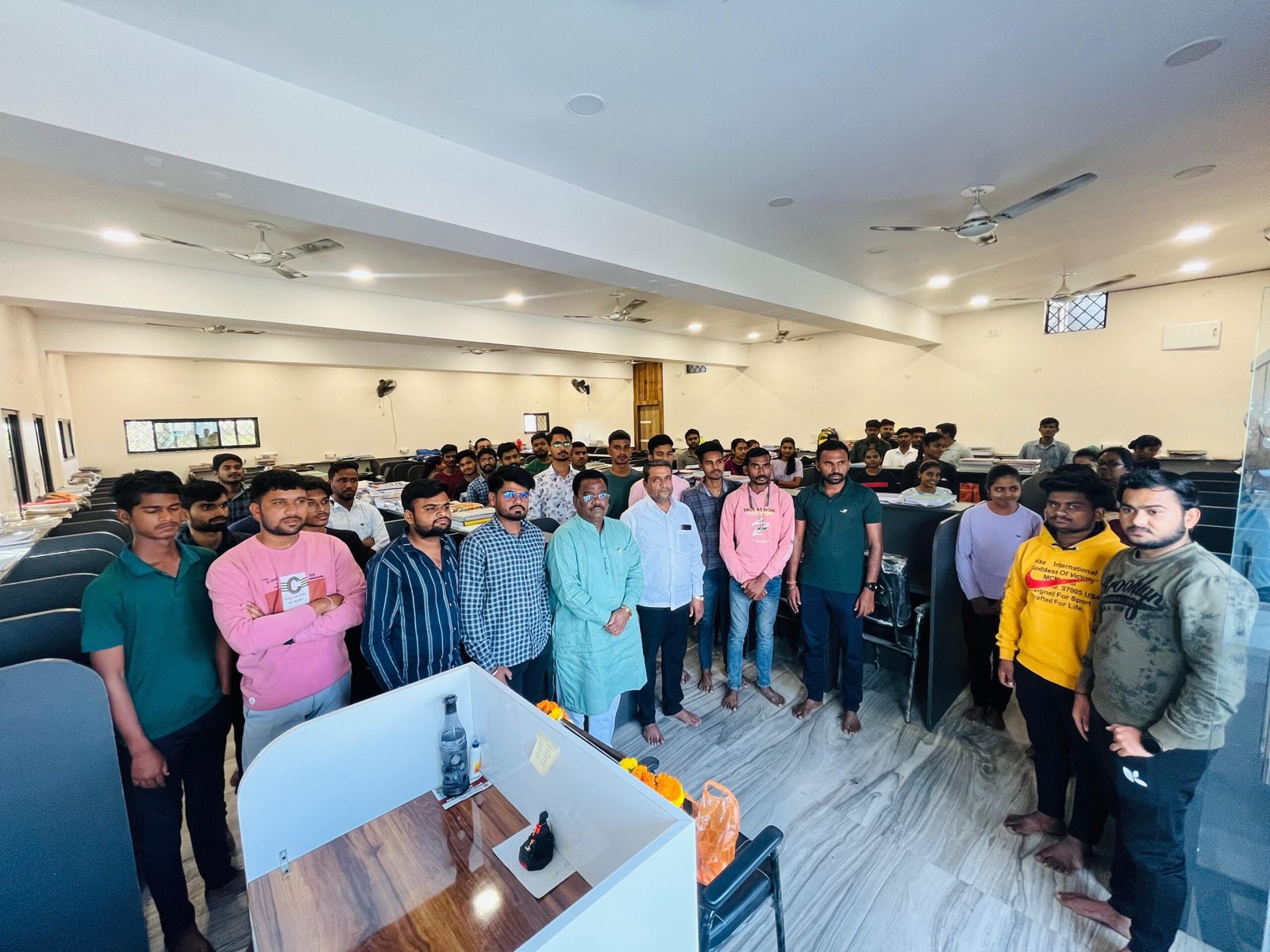 *जो शिक्षणाचा प्रचार करतो, तोच समाजाचा उद्धार करतो - संजय खाडे*                                                        महात्मा फुले अभ्यासिका येथे महात्मा फुले पुण्यातिथी निमित्त अभिवादन
